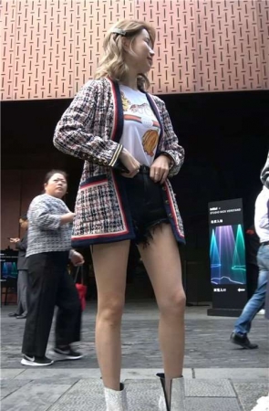 4K – 大长腿街拍热裤高颜值气质街拍美女 [1.66 GB/MP4]