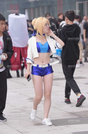 短裤小姐姐