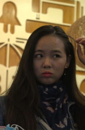 牛仔外套美女一双玉足超级白嫩