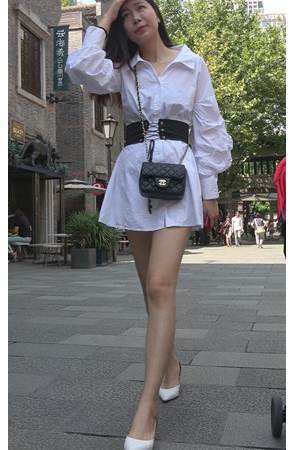 连体白衣小姐姐