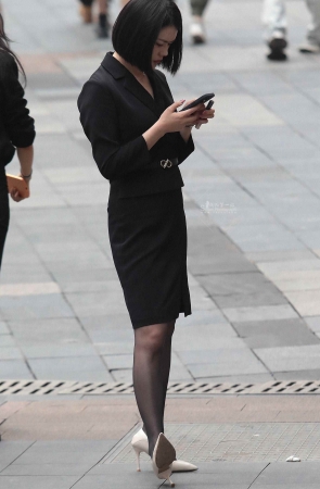 诱惑黑丝街拍高跟少妇-14P