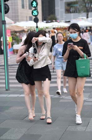 时尚白皙美腿美女