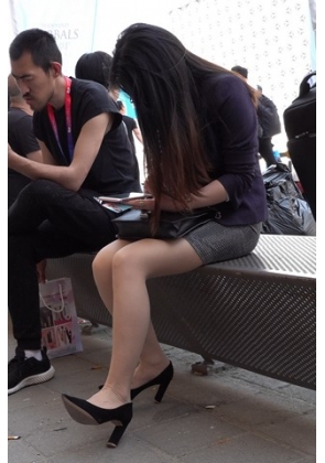 4K – 街拍黑色高跟、肉色丝袜展会美女OL [1.78 GB/MP4]