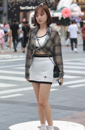 街拍短裙少妇