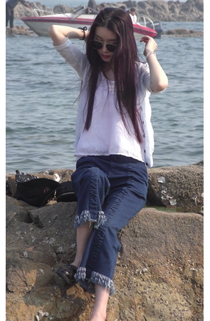 海边拍照的牛仔裤美女