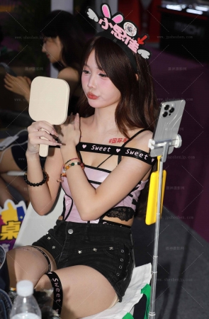 小思佳直播卖萌补妆原图+单反视频-25广州台球展 10P