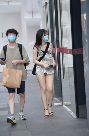 超短热裤女孩