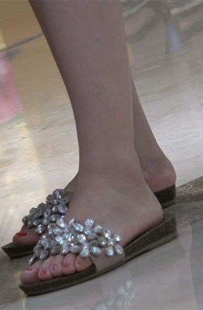 漂亮粉红短裙女孩红趾凉拖