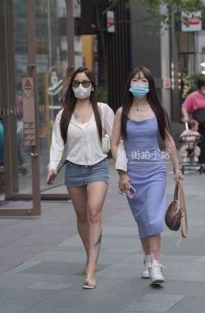 街拍长腿美女姐妹