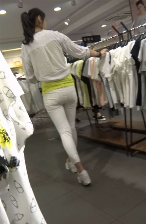 极品好身材紧身白裤美女