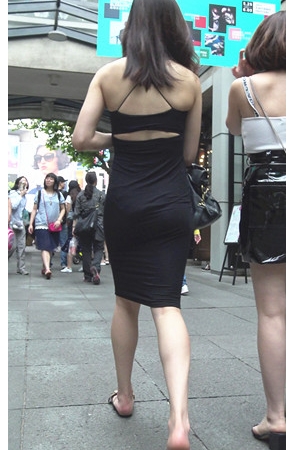 漂亮的黑裙吊带美女