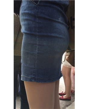 偶遇紧身包臀牛仔短裙少妇公车站等车。