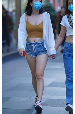 肚子上有纹身的吊带小姐姐(82P)