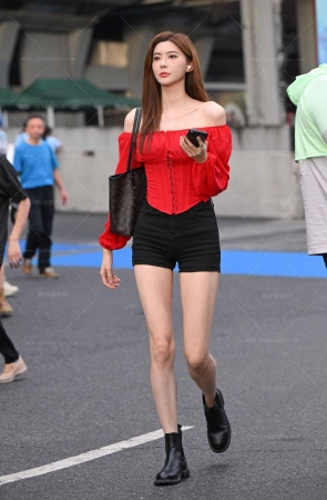 241116-57=56√一字肩热裤小姐姐 11P