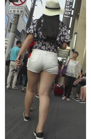 带着帽子的白色紧身热裤美女