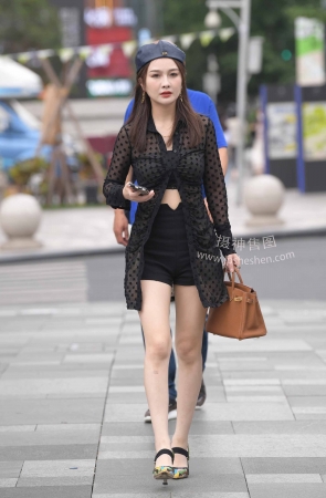 23712-18=117√估计是在等豪车接她【套图➕视频】 14P