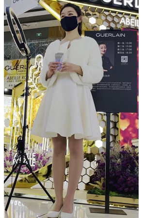 白裙美女