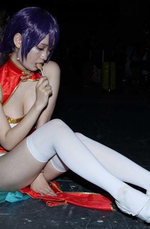 坐在地上吃棒棒糖