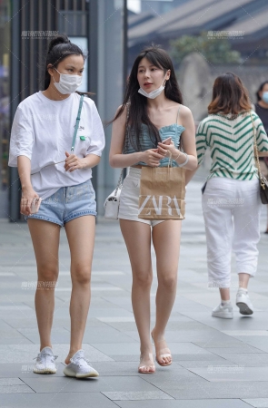 热裤美腿美眉