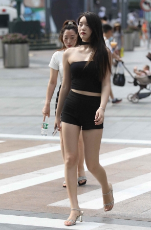 街拍短裙高跟少妇