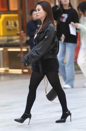 黑丝高跟街拍少妇