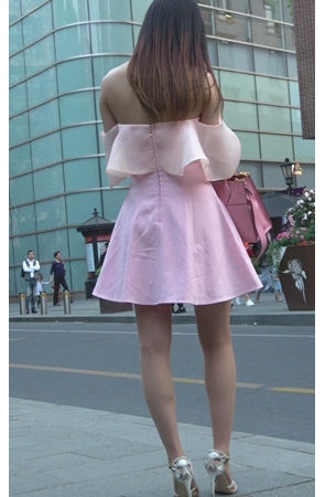 粉色连衣裙小姐姐