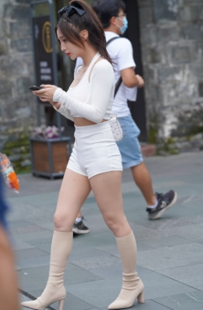 白裤女孩