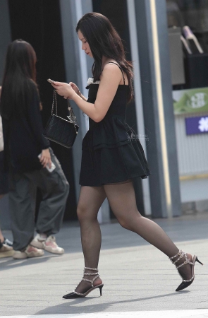 街拍黑丝高跟少妇-13P