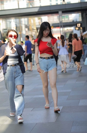 街拍热牛眼镜妹~