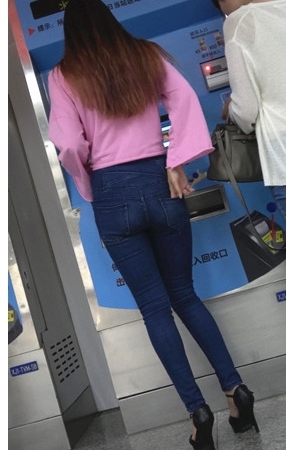 粉衣牛仔裤高腰美女[917M/MP4]