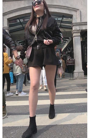 街拍美腿肉丝MM
