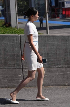 251123-50-102√阳光下的肉丝踩鞋跟-累了～ 11P