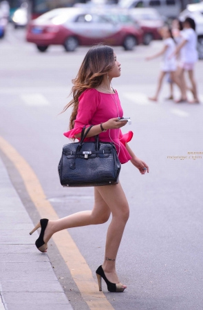 包臀裙，裸腿，鱼嘴高跟