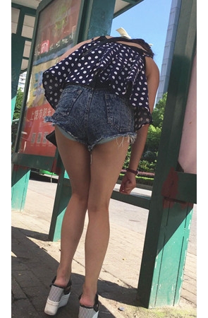 等公交的背带高跟美女