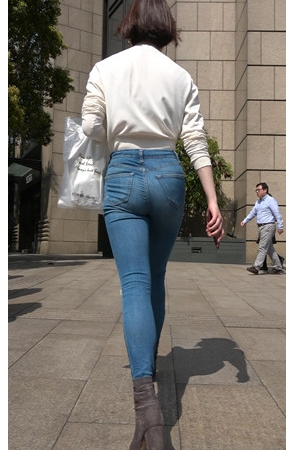 紧身牛仔裤短发小姐姐