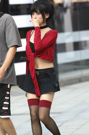 诱惑街拍黑丝短裙妹子