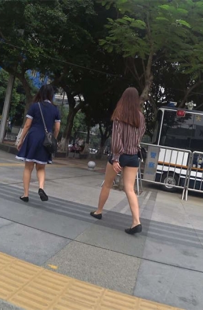 跟拍两位美女姐妹