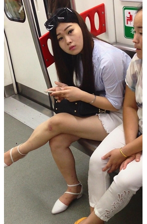 地铁上极品美腿美女