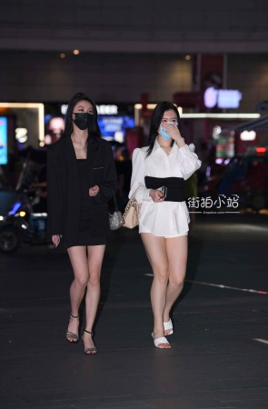 夜拍美腿姊妹