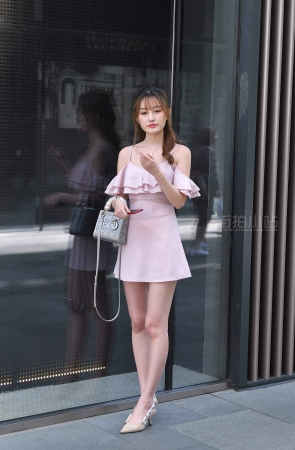 街拍粉色吊带裙知性美女姐姐