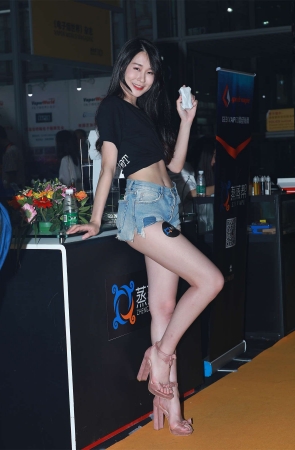 销魂而甜美的大长腿美女