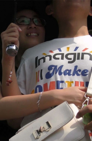 依偎男友撒娇的女孩