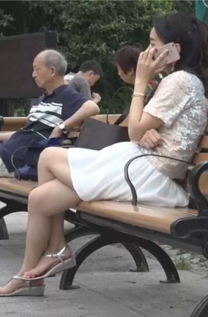 草地上的凉鞋美足短裙少fu玩耍时不时又春光乍泄 [290 MB/WMV]