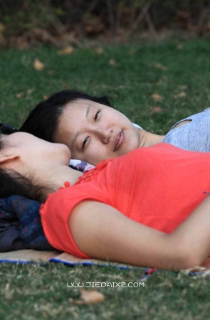 清秀女生，对着镜头把自己的漂亮脚趾一一上色 2