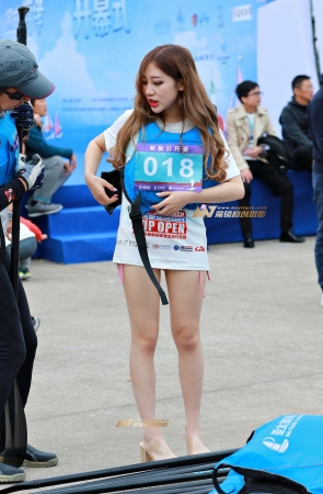 她-犹如在黑暗中的萤火虫，是多么出众迷人