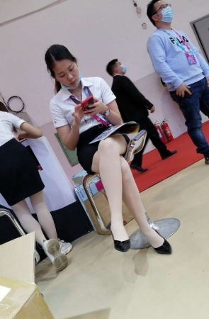 看手机的工作人员美女小姐姐 [457 MB]