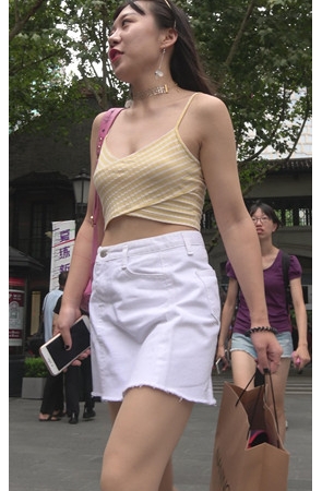 漂亮的吊带白裙妹子
