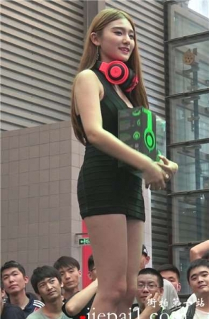 舞台上性感紧身包臀超短裙美女。