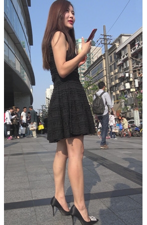 黑色连衣裙美女