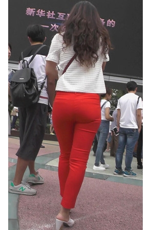 发传单的红色紧身美眉